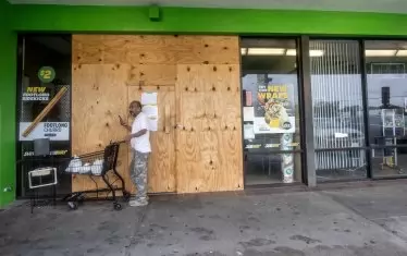 Жителите на щата взеха мерки да защитят прозорци и витрини