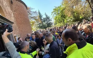 Множеството пред храма, събрало се за последно сбогом с твореца символ.