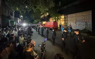  Аржентински фенове се събират пред оградения от полицията хотел, където е станал инцидентът. 