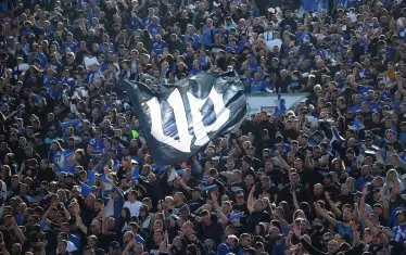 "Сините" фенове изпълниха докрай полагащите им се 17 000 места на трибуните.