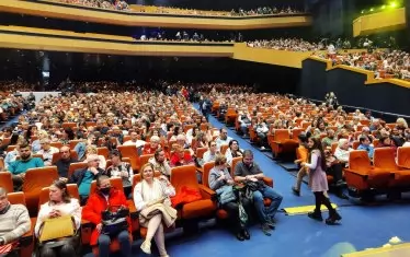 Зала 1 на НДК се преизпълни до краен предел за концерта на "Фондацията" в памет на Маричков.