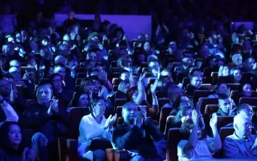 Публиката пя и плака с песните на "Щурците".