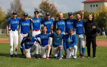 Бронзовият медалист в бейзболното първенство на България за 2024 г. - "НСА-Лъвове", позира на ст. "Октомври".