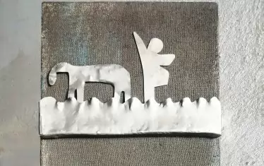  Скулпторът използва материалите по нестандартен начин.