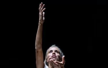  Медея няма милост за предателя и действа радикално, но убийствата не са показани на сцената.