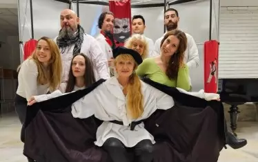  Директорът Милена Червенкова с част от артистите от трупата.