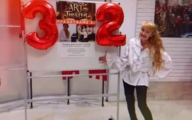  Актрисата директор на 32-рия рожден ден на създадения от нея театър.
