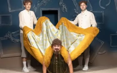 Г-н Журден (Ники Върбанов) се затруднява с благородническите одежди.