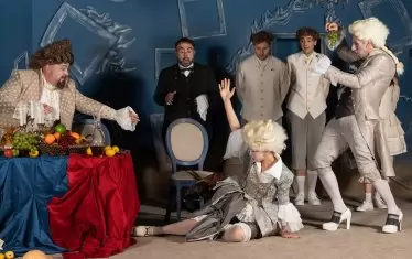 Всички се стремят към богатата трапеза на буржоата, макар че му се подиграват.