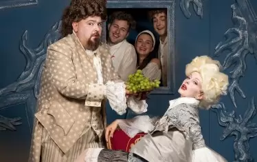 На преден план: Полин Лалова (Маркизата) и Николай Върбанов (Журден).