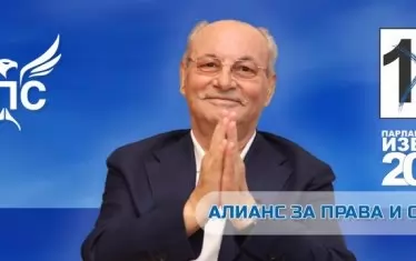 Доган, усмихнат, допира длани - хем изглежда добричък, хем сякаш се моли на хората. 