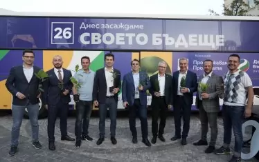 Сокол в небето, фиданка в скута