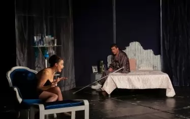  Йоана Буковска-Давидова и Милен Каракамушев в сцена от спектакъла на Бойко Илиев.