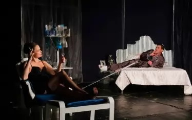  Йоана Буковска-Давидова и Милен Каракамушев в сцена от спектакъла на Бойко Илиев.