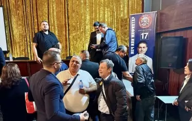  Раздумка в МЕЧ, на фона на плаката и девиза.