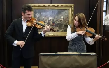 Българската държава връчи безценни цигулки на Светлин Русев и Лия Петрова