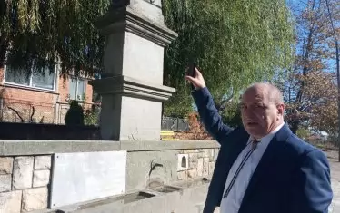 Кметът Недев има плановe да поправи каквото трябва по чешмата.