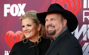  Брукс със съпругата си - певицата Триша Иърууд, през 2019 г., за когато се отнасят обвиненията.