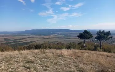 Не под-вис, а направо вис - това е хълмът над селото, от който някога е извирала водата за чешмата, а сега се разкрива чудна гледка към цялата Камчийска долина. 
