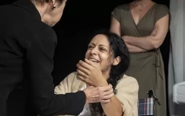 Камелия Хатиб като болната Хелена