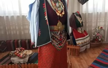  Уникалната качулата невестинска носия.