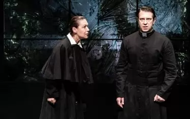 Станка Калчева и Калин Врачански в сцена от спектакъла.