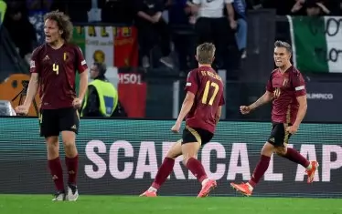 Играещият за "Арсенал" Леандро Тросард (вдясно) ликува след гола си за Белгия при равенството 2:2 с Италия в Рим.