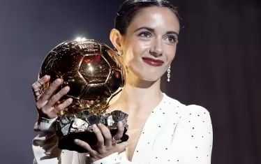 Испанката Айтана Бонмати държи "Златната топка", която се връчва за най-добрата футболистка. Тя получава това отличие за втори пореден път.
