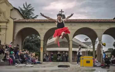 Симоне Романо гостува с уличния си спектакъл "Хоп-хоп".