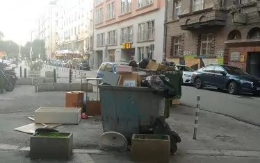  Тази "инсталация" лежи до входа на икономическото министерство вече близо седмица. 