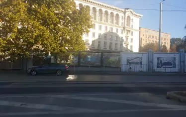  От близо 10 г. част от пространството около църквата "Света Неделя" е опасано с огради. 