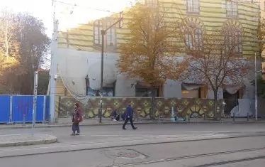  Зад това скеле на вървящия от години ремонт на Духовната академия има сериозно сметище (на следващата снимка), което Столичният инспекторат не забелязва. 