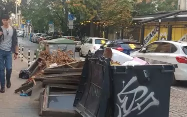  Почти всяка улица в центъра на София има своя сюжет с контейнер за боклук. 