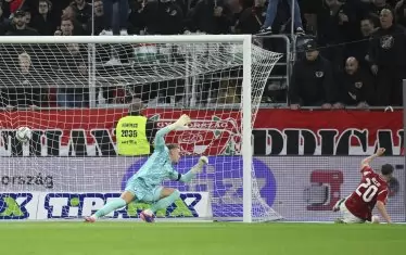 Унгарецът Роланд Салай (вдясно) открива резултата в мача срещу Нидерландия в Будапеща от група 3 на Лига А.