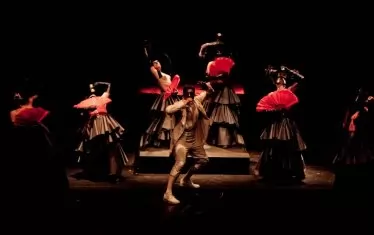  Впечатляваща масова сцена от спектакъла