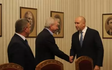 Президентът Румен Радев свика среща с институциите, отговорни за провеждането на изборите. Причината са сигнали и публикации за купен и корпоративен вот с конкретни имена.