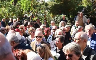 Множеството пред храма