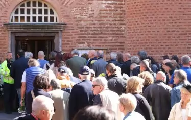 Стотици търпеливо чакаха реда си за сбогом с музиканта Кирил Маричков.