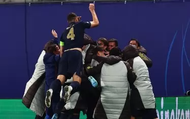 Играчите на "Ювентус" са се скупчили да се радват при драматичния обрат срещу РБ (Лайпциг).