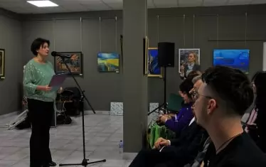 Старозагорската поетеса Мария Донева говори на младите си колеги.