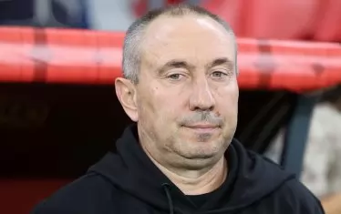 Треньорът на "Гьозтепе" Станимир Стоилов очаква пред резервната скамейка началото на драматичния мач срещу "Трабзонспор".