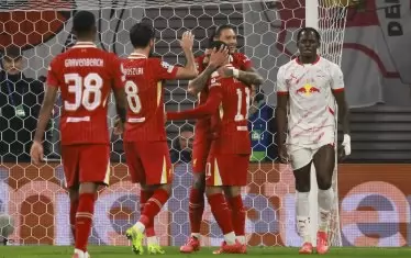 Авторът на гола на "Ливърпул" при победата с 1:0 над РБ в Лайпциг - Дарвин Нунес, е прегърнал Мохамед Салах (№11), който всъщност има основна заслуга за попадението.