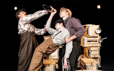 Сцена от спектакъла.