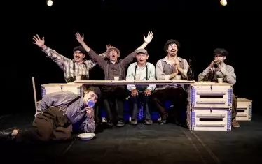 Дървените сандъчета и греди стават за всичко в ръцете на актьорите.