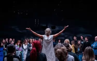  Медея излива болката си пред "жителите на Коринт"...