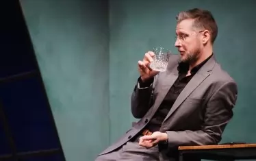  Българският актьор в роля, направена известна от Ален Делон.