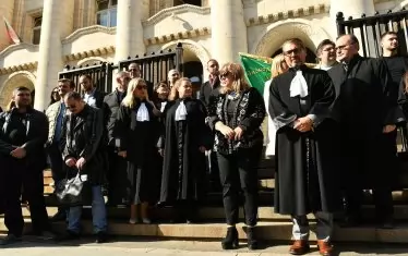  И пред Съдебната палата в София.