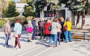 "Процедурата е порочна и кандидатурата не е подходяща. Там, където правото си отива, си отива и държавността", обяви и Славяна Младенова, председател на Видинската адвокатска колегия. На снимката - протестът във Видин. 