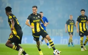 Капитанът на "Ботев" (Пд) Ивелин Попов (с топката) е подел атака към вратата на бившия си отбор "Левски".