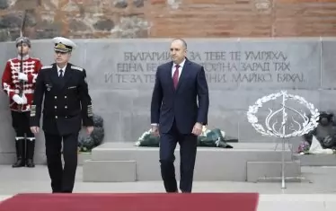 Държавният глава Румен Радев и шефът на отбраната Емил Ефтимов. Президентът е главнокомандващ на армията не само по време на война, но и в мирно време